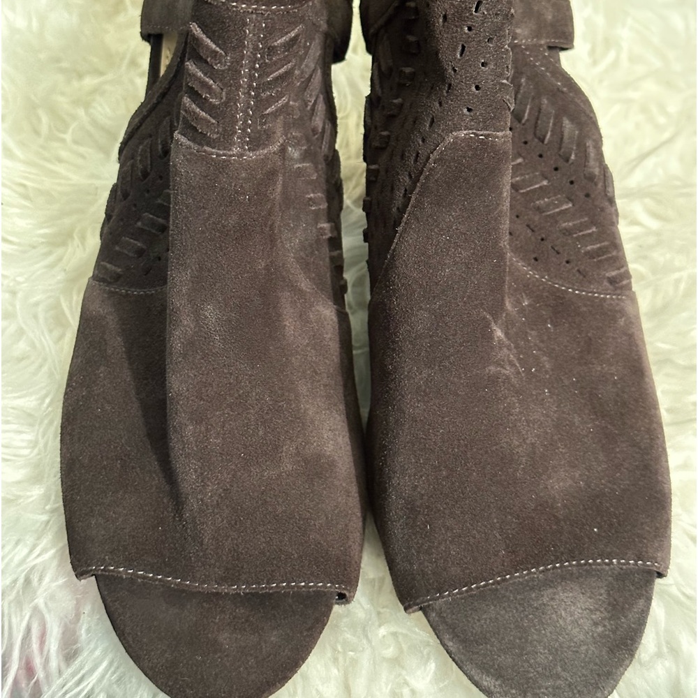 Vince Camuto Ebelin Suede
Cone-Heel Shootie Dark Grey Size 9.5 - Picture 3 of 8